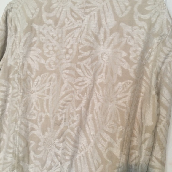 Chico's Women's Lightweight Jacket With long sleeves and Pearlized Buttons. - Picture 4 of 5